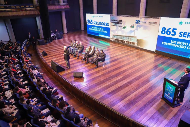 integração de 865 novos servidores