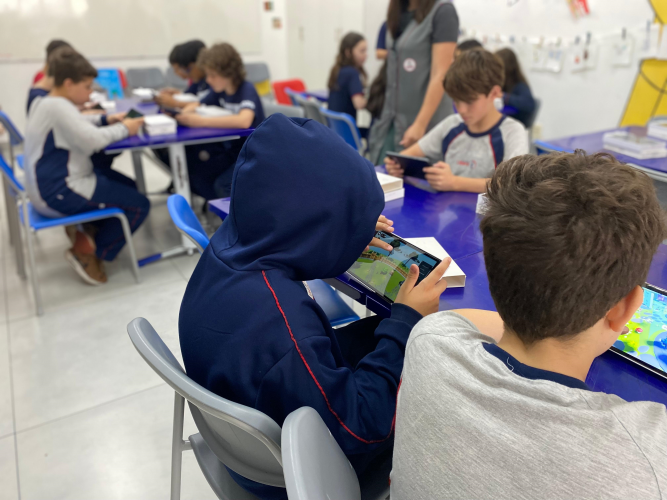 Estudantes testam jogo de educação fiscal na plataforma Roblox