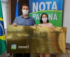Ganhador de R$ 1 milhão do Nota Paraná recebe prêmio no dia do seu aniversário