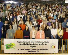 Milhares de estudantes do ensino fundamental de escolas públicas paranaenses estão tendo uma oportunidade diferenciada para aprender de forma lúdica o que são impostos, saber o quanto representam no preço dos produtos e serviços, e em que são aplicados os recursos arrecadados pelo poder público na forma de tributos, taxas e contribuições. 