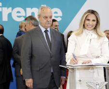 A governadora Cida Borghetti deu posse ao novo secretário da Fazenda de Estado do Paraná, José Luiz Bovo, durante cerimônia realizada na manhã desta segunda-feira (7) no Palácio Iguaçu, em Curitiba.