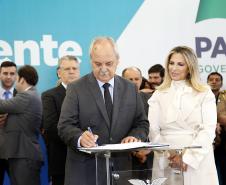 A governadora Cida Borghetti deu posse ao novo secretário da Fazenda de Estado do Paraná, José Luiz Bovo, durante cerimônia realizada na manhã desta segunda-feira (7) no Palácio Iguaçu, em Curitiba.