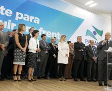 A governadora Cida Borghetti deu posse ao novo secretário da Fazenda de Estado do Paraná, José Luiz Bovo, durante cerimônia realizada na manhã desta segunda-feira (7) no Palácio Iguaçu, em Curitiba.