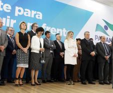A governadora Cida Borghetti deu posse ao novo secretário da Fazenda de Estado do Paraná, José Luiz Bovo, durante cerimônia realizada na manhã desta segunda-feira (7) no Palácio Iguaçu, em Curitiba.
