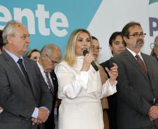 A governadora Cida Borghetti deu posse ao novo secretário da Fazenda de Estado do Paraná, José Luiz Bovo, durante cerimônia realizada na manhã desta segunda-feira (7) no Palácio Iguaçu, em Curitiba.