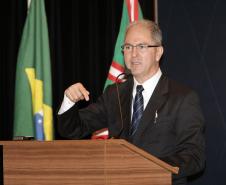 O Paraná Competitivo é um marco na história da industrialização do Estado, na avaliação do secretário da Fazenda, Luiz Carlos Hauly. Ele adiantou que o momento “o programa já atraiu 120 empresas, responsáveis por investimentos da ordem de R$ 20 bilhões e a geração de 136 mil empregos diretos”. 