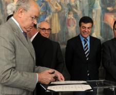 O governador Beto Richa destacou nesta quinta-feira (09/05) que o Estado fará investimentos diretos de R$ 250 milhões em ações de urbanização, habitação, saúde, trabalho, educação, segurança, saneamento, cultura e desenvolvimento social nos 12 municípios envolvidos no projeto de instalação da nova unidade da Klabin no Paraná. “O objetivo é dar suporte ao crescimento que será alavancado pelo novo empreendimento da Klabin em Ortigueira”, disse 

