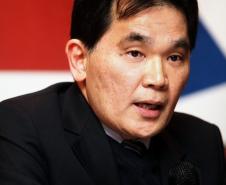 O auditor fiscal Helio Hisashi Obara, após pedir a colaboração de todos da Receita Estadual e enaltecer o trabalho desenvolvido na instituição, disse que o desafio que o espera na Coordenação da Receita Estadual (CRE)  é o de “deixá-la melhor do que a estou recebendo”. O novo diretor foi empossado pelo secretário de Estado da Fazenda em exercício, Clovis Rogge, em solenidade realizada no Anfiteatro da secretaria. 