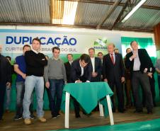 O Governo do Estado viabilizou a duplicação do trecho da PR-092 que liga Curitiba, Almirante Tamandaré, Itaperuçu e Rio Branco do Sul em parceria com o Grupo Votorantim. O protocolo de intenções para a realização da obra foi assinado na tarde de segunda-feira (29/7) pelo governador Beto Richa e o diretor jurídico da Votorantim Cimentos, Ricardo Cavallo. 