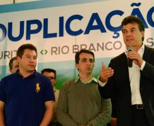 O Governo do Estado viabilizou a duplicação do trecho da PR-092 que liga Curitiba, Almirante Tamandaré, Itaperuçu e Rio Branco do Sul em parceria com o Grupo Votorantim. O protocolo de intenções para a realização da obra foi assinado na tarde de segunda-feira (29/7) pelo governador Beto Richa e o diretor jurídico da Votorantim Cimentos, Ricardo Cavallo. 