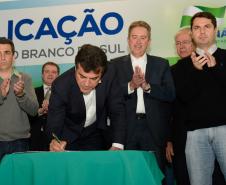 O Governo do Estado viabilizou a duplicação do trecho da PR-092 que liga Curitiba, Almirante Tamandaré, Itaperuçu e Rio Branco do Sul em parceria com o Grupo Votorantim. O protocolo de intenções para a realização da obra foi assinado na tarde de segunda-feira (29/7) pelo governador Beto Richa e o diretor jurídico da Votorantim Cimentos, Ricardo Cavallo. 