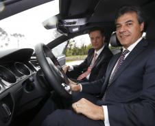 O governador Beto Richa e o presidente da Volkswagen no Brasil, Thomas Schmall, formalizaram nesta segunda-feira (07/10) a parceria entre o governo estadual e a empresa para ampliação da fábrica de São José dos Pinhais, na Região Metropolitana de Curitiba. Será instalada uma nova plataforma para produção do Golf geração sete. O protocolo para enquadramento do investimento no programa Paraná Competitivo foi assinado no último dia 4 de setembro. 