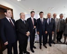 O governador Beto Richa e o presidente da Volkswagen no Brasil, Thomas Schmall, formalizaram nesta segunda-feira (07/10) a parceria entre o governo estadual e a empresa para ampliação da fábrica de São José dos Pinhais, na Região Metropolitana de Curitiba. Será instalada uma nova plataforma para produção do Golf geração sete. O protocolo para enquadramento do investimento no programa Paraná Competitivo foi assinado no último dia 4 de setembro. 