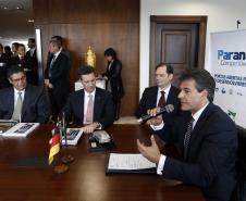 O governador Beto Richa e o presidente da Volkswagen no Brasil, Thomas Schmall, formalizaram nesta segunda-feira (07/10) a parceria entre o governo estadual e a empresa para ampliação da fábrica de São José dos Pinhais, na Região Metropolitana de Curitiba. Será instalada uma nova plataforma para produção do Golf geração sete. O protocolo para enquadramento do investimento no programa Paraná Competitivo foi assinado no último dia 4 de setembro. 