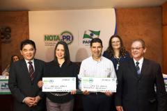 Rosany Benitez Lopes Polak e Rogério Salamuni receberam, simbolicamente, na tarde desta quarta-feira (14) os cheques de R$ 10 mil referentes ao primeiro prêmio semanal da campanha Nota Fiscal Paranaense. Além da sorte, eles têm mais um hábito em comum: pedem cupom fiscal em suas compras. 