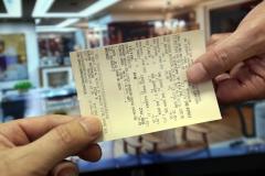 O primeiro prêmio do sorteio semanal da campanha Nota Fiscal Paranaense, acumulado em R$ 20 mil, saiu para um consumidor portador do bilhete eletrônico nº 150.661, que fez compras em uma loja de departamentos, na Avenida Brasil, em Maringá, no Noroeste do estado. O sorteio foi realizado nesta quarta-feira (4/6), atrelado à extração da Loteria Federal. 