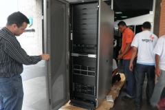 O segundo rack de Appliance Data Warehouse (DW), que ampliará a capacidade de armazenamento e de processamento do ambiente de DW da Secretaria de Estado da Fazenda (SEFA), será ativado na próxima semana. O equipamento, instalado no Datacenter da secretaria, custou R$ 1,9 milhão e foi adquirido, por meio de aditivo ao contrato 005/2012-CRE, da Maxtera, mesma empresa que forneceu o “supercomputador”, aplliance de DW Teradata 2690, entregue no final de abril de 2012, que custou R$ 9,6 milhões. 