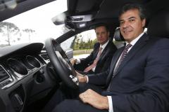 O governador Beto Richa e o presidente da Volkswagen no Brasil, Thomas Schmall, formalizaram nesta segunda-feira (07/10) a parceria entre o governo estadual e a empresa para ampliação da fábrica de São José dos Pinhais, na Região Metropolitana de Curitiba. Será instalada uma nova plataforma para produção do Golf geração sete. O protocolo para enquadramento do investimento no programa Paraná Competitivo foi assinado no último dia 4 de setembro. 