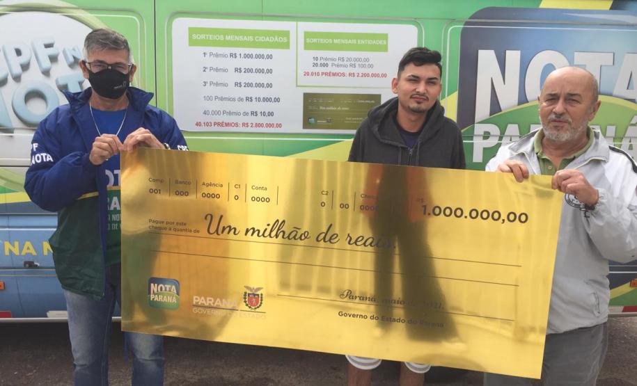 Aposentado recebe prêmio de R$ 1 milhão do Nota Paraná