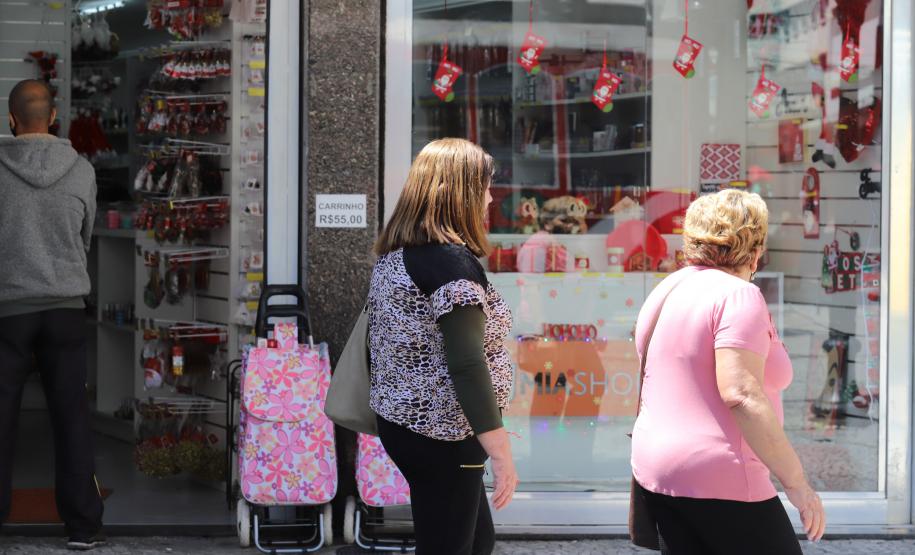 Governador anuncia antecipação dos salários de dezembro.