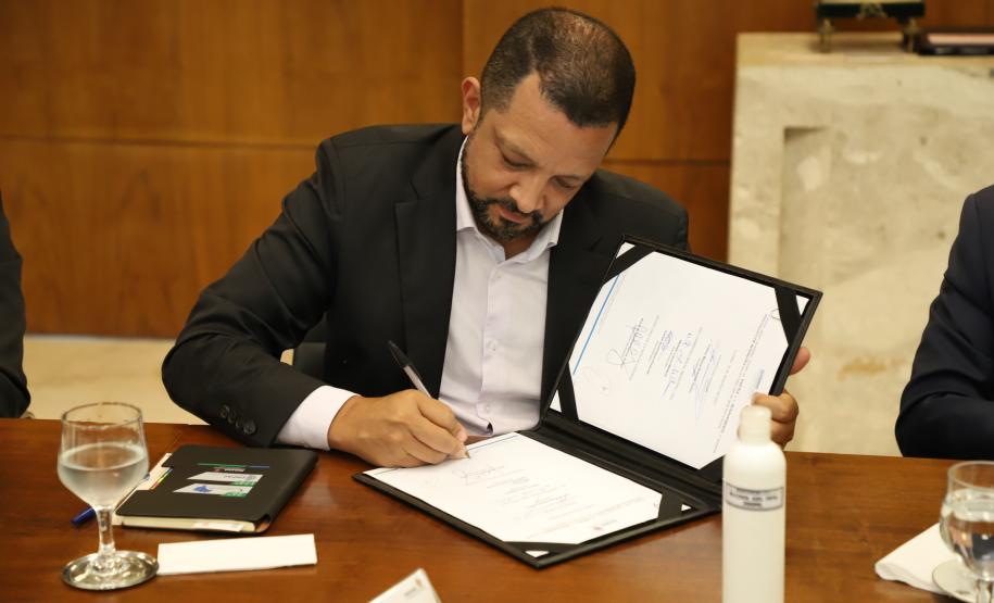 Com apoio do Estado, DAF confirma investimento de R$ 395 milhões em fábrica de Ponta Grossa Foto: Ari Dias/AEN Com apoio do Estado, DAF confirma investimento de R$ 395 milhões em fábrica de Ponta Grossa