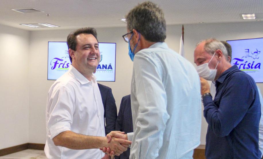 O grupo Unium, marca institucional das cooperativas Frísia, Castrolanda e Capal, confirmou o investimento de R$ 460 milhões na construção de uma nova planta em Ponta Grossa, nos Campos Gerais O anúncio da expansão foi feito nesta segunda-feira (20), no Palácio Iguaçu, pelo governador Carlos Massa Ratinho Junior e pelos presidentes das cooperativas, Renato Greidanus (Frísia), Erik Bosch (Capal) e Willem Bouwman (Castrolanda) - Curitiba, 20/12/2021 Foto: Gilson Abreu/AEN O anúncio da expansão foi feito nesta