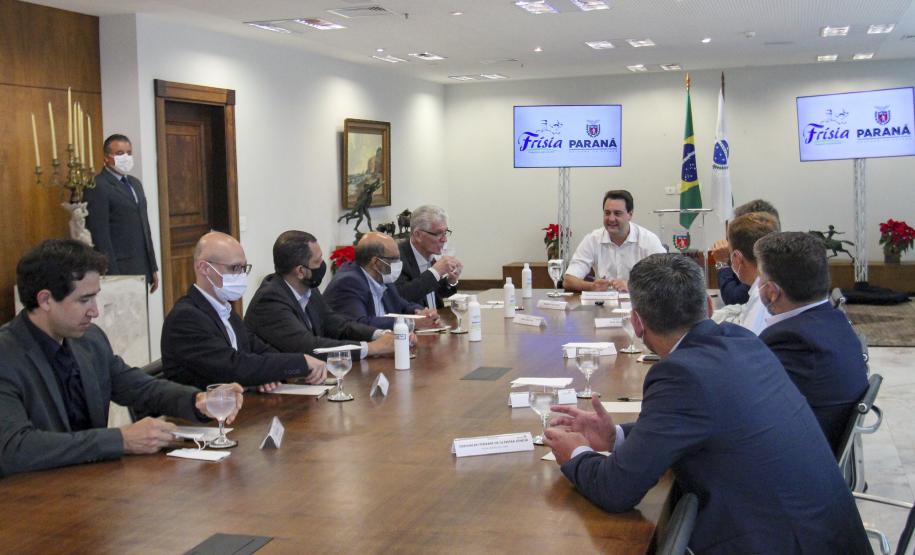 O grupo Unium, marca institucional das cooperativas Frísia, Castrolanda e Capal, confirmou o investimento de R$ 460 milhões na construção de uma nova planta em Ponta Grossa, nos Campos Gerais O anúncio da expansão foi feito nesta segunda-feira (20), no Palácio Iguaçu, pelo governador Carlos Massa Ratinho Junior e pelos presidentes das cooperativas, Renato Greidanus (Frísia), Erik Bosch (Capal) e Willem Bouwman (Castrolanda) - Curitiba, 20/12/2021 Foto: Gilson Abreu/AEN O anúncio da expansão foi feito nesta