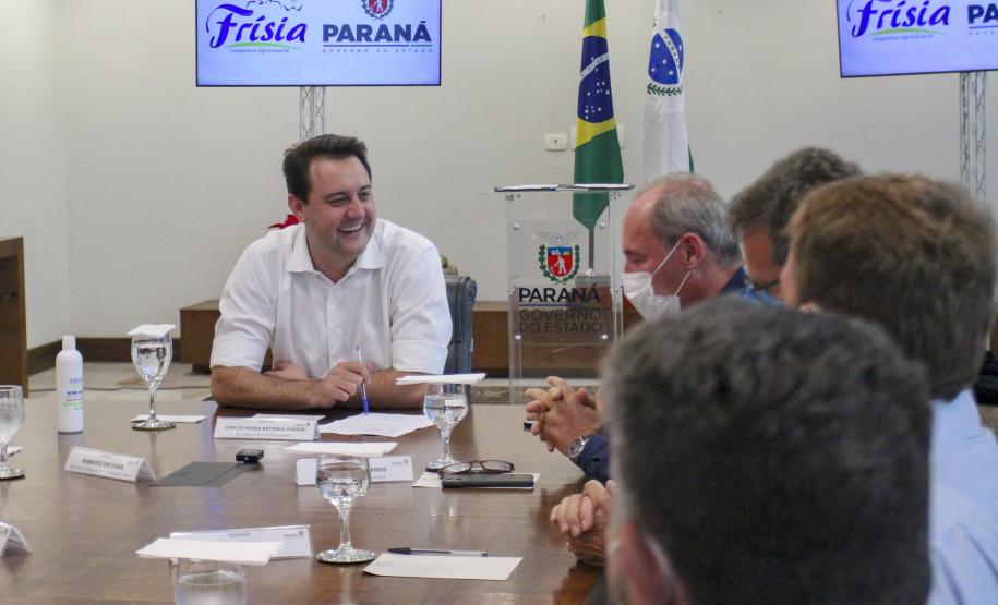 O grupo Unium, marca institucional das cooperativas Frísia, Castrolanda e Capal, confirmou o investimento de R$ 460 milhões na construção de uma nova planta em Ponta Grossa, nos Campos Gerais O anúncio da expansão foi feito nesta segunda-feira (20), no Palácio Iguaçu, pelo governador Carlos Massa Ratinho Junior e pelos presidentes das cooperativas, Renato Greidanus (Frísia), Erik Bosch (Capal) e Willem Bouwman (Castrolanda) - Curitiba, 20/12/2021 Foto: Gilson Abreu/AEN O anúncio da expansão foi feito nesta