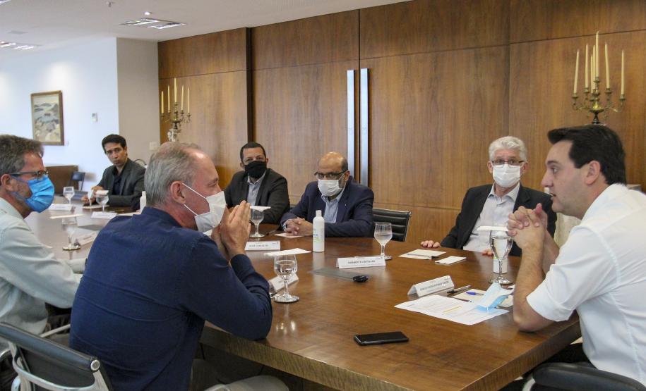 O grupo Unium, marca institucional das cooperativas Frísia, Castrolanda e Capal, confirmou o investimento de R$ 460 milhões na construção de uma nova planta em Ponta Grossa, nos Campos Gerais O anúncio da expansão foi feito nesta segunda-feira (20), no Palácio Iguaçu, pelo governador Carlos Massa Ratinho Junior e pelos presidentes das cooperativas, Renato Greidanus (Frísia), Erik Bosch (Capal) e Willem Bouwman (Castrolanda) - Curitiba, 20/12/2021 Foto: Gilson Abreu/AEN O anúncio da expansão foi feito nesta