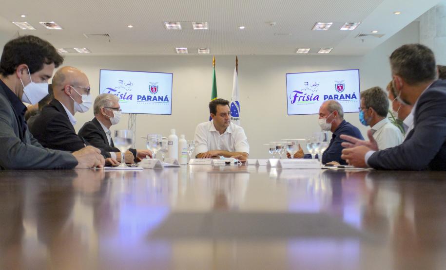 O grupo Unium, marca institucional das cooperativas Frísia, Castrolanda e Capal, confirmou o investimento de R$ 460 milhões na construção de uma nova planta em Ponta Grossa, nos Campos Gerais O anúncio da expansão foi feito nesta segunda-feira (20), no Palácio Iguaçu, pelo governador Carlos Massa Ratinho Junior e pelos presidentes das cooperativas, Renato Greidanus (Frísia), Erik Bosch (Capal) e Willem Bouwman (Castrolanda) - Curitiba, 20/12/2021 Foto: Gilson Abreu/AEN O anúncio da expansão foi feito nesta