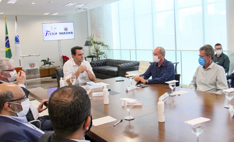 O grupo Unium, marca institucional das cooperativas Frísia, Castrolanda e Capal, confirmou o investimento de R$ 460 milhões na construção de uma nova planta em Ponta Grossa, nos Campos Gerais O anúncio da expansão foi feito nesta segunda-feira (20), no Palácio Iguaçu, pelo governador Carlos Massa Ratinho Junior e pelos presidentes das cooperativas, Renato Greidanus (Frísia), Erik Bosch (Capal) e Willem Bouwman (Castrolanda) - Curitiba, 20/12/2021 Foto: Gilson Abreu/AEN O anúncio da expansão foi feito nesta