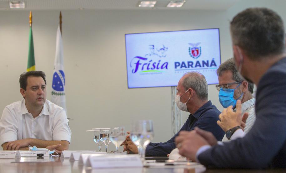 O grupo Unium, marca institucional das cooperativas Frísia, Castrolanda e Capal, confirmou o investimento de R$ 460 milhões na construção de uma nova planta em Ponta Grossa, nos Campos Gerais O anúncio da expansão foi feito nesta segunda-feira (20), no Palácio Iguaçu, pelo governador Carlos Massa Ratinho Junior e pelos presidentes das cooperativas, Renato Greidanus (Frísia), Erik Bosch (Capal) e Willem Bouwman (Castrolanda) - Curitiba, 20/12/2021 Foto: Gilson Abreu/AEN O anúncio da expansão foi feito nesta