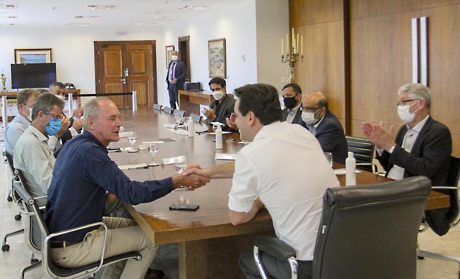 O grupo Unium, marca institucional das cooperativas Frísia, Castrolanda e Capal, confirmou o investimento de R$ 460 milhões na construção de uma nova planta em Ponta Grossa, nos Campos Gerais O anúncio da expansão foi feito nesta segunda-feira (20), no Palácio Iguaçu, pelo governador Carlos Massa Ratinho Junior e pelos presidentes das cooperativas, Renato Greidanus (Frísia), Erik Bosch (Capal) e Willem Bouwman (Castrolanda) - Curitiba, 20/12/2021 Foto: Gilson Abreu/AEN O anúncio da expansão foi feito nesta