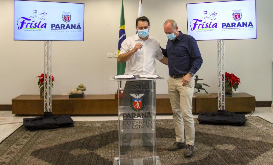 O grupo Unium, marca institucional das cooperativas Frísia, Castrolanda e Capal, confirmou o investimento de R$ 460 milhões na construção de uma nova planta em Ponta Grossa, nos Campos Gerais O anúncio da expansão foi feito nesta segunda-feira (20), no Palácio Iguaçu, pelo governador Carlos Massa Ratinho Junior e pelos presidentes das cooperativas, Renato Greidanus (Frísia), Erik Bosch (Capal) e Willem Bouwman (Castrolanda) - Curitiba, 20/12/2021 Foto: Gilson Abreu/AEN O anúncio da expansão foi feito nesta