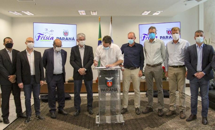 O grupo Unium, marca institucional das cooperativas Frísia, Castrolanda e Capal, confirmou o investimento de R$ 460 milhões na construção de uma nova planta em Ponta Grossa, nos Campos Gerais O anúncio da expansão foi feito nesta segunda-feira (20), no Palácio Iguaçu, pelo governador Carlos Massa Ratinho Junior e pelos presidentes das cooperativas, Renato Greidanus (Frísia), Erik Bosch (Capal) e Willem Bouwman (Castrolanda) - Curitiba, 20/12/2021 Foto: Gilson Abreu/AEN O anúncio da expansão foi feito nesta