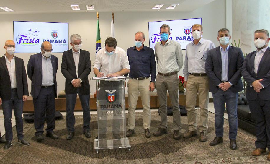 O grupo Unium, marca institucional das cooperativas Frísia, Castrolanda e Capal, confirmou o investimento de R$ 460 milhões na construção de uma nova planta em Ponta Grossa, nos Campos Gerais O anúncio da expansão foi feito nesta segunda-feira (20), no Palácio Iguaçu, pelo governador Carlos Massa Ratinho Junior e pelos presidentes das cooperativas, Renato Greidanus (Frísia), Erik Bosch (Capal) e Willem Bouwman (Castrolanda) - Curitiba, 20/12/2021 Foto: Gilson Abreu/AEN O anúncio da expansão foi feito nesta