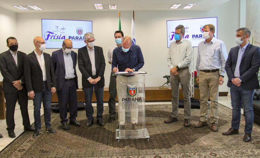 O grupo Unium, marca institucional das cooperativas Frísia, Castrolanda e Capal, confirmou o investimento de R$ 460 milhões na construção de uma nova planta em Ponta Grossa, nos Campos Gerais O anúncio da expansão foi feito nesta segunda-feira (20), no Palácio Iguaçu, pelo governador Carlos Massa Ratinho Junior e pelos presidentes das cooperativas, Renato Greidanus (Frísia), Erik Bosch (Capal) e Willem Bouwman (Castrolanda) - Curitiba, 20/12/2021 Foto: Gilson Abreu/AEN O anúncio da expansão foi feito nesta