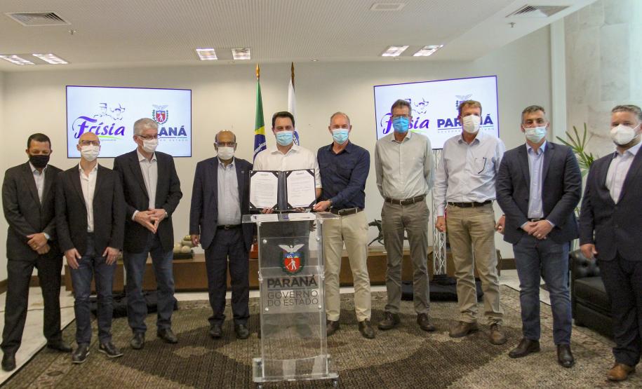 O grupo Unium, marca institucional das cooperativas Frísia, Castrolanda e Capal, confirmou o investimento de R$ 460 milhões na construção de uma nova planta em Ponta Grossa, nos Campos Gerais O anúncio da expansão foi feito nesta segunda-feira (20), no Palácio Iguaçu, pelo governador Carlos Massa Ratinho Junior e pelos presidentes das cooperativas, Renato Greidanus (Frísia), Erik Bosch (Capal) e Willem Bouwman (Castrolanda) - Curitiba, 20/12/2021 Foto: Gilson Abreu/AEN O anúncio da expansão foi feito nesta