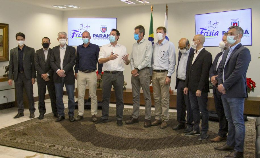 O grupo Unium, marca institucional das cooperativas Frísia, Castrolanda e Capal, confirmou o investimento de R$ 460 milhões na construção de uma nova planta em Ponta Grossa, nos Campos Gerais O anúncio da expansão foi feito nesta segunda-feira (20), no Palácio Iguaçu, pelo governador Carlos Massa Ratinho Junior e pelos presidentes das cooperativas, Renato Greidanus (Frísia), Erik Bosch (Capal) e Willem Bouwman (Castrolanda) - Curitiba, 20/12/2021 Foto: Gilson Abreu/AEN O anúncio da expansão foi feito nesta