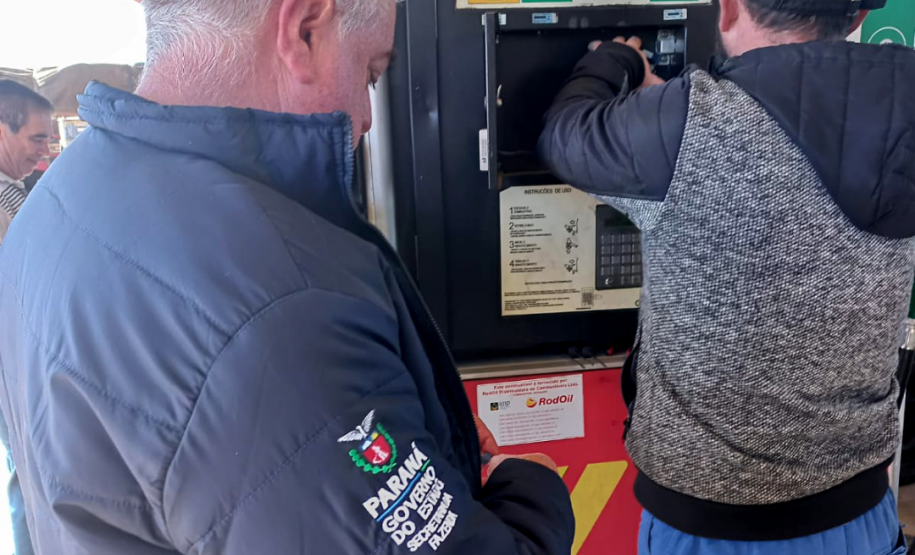 Operação conjunta fiscaliza postos de combustíveis de Guarapuava e Irati