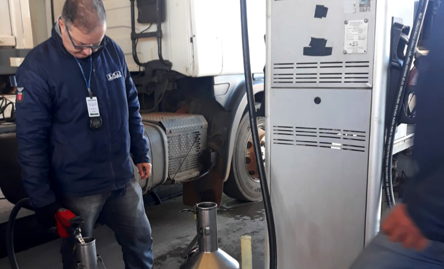 Operação conjunta fiscaliza postos de combustíveis de Guarapuava e Irati