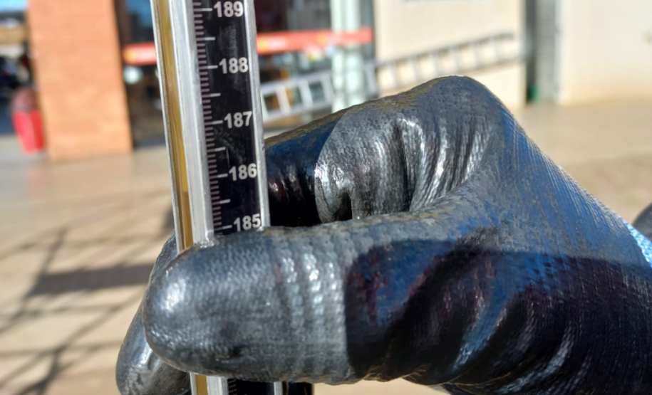 Operação conjunta fiscaliza postos de combustíveis de Guarapuava e Irati