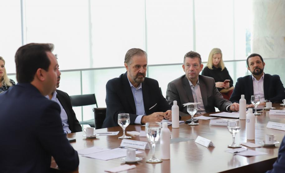 Em parceria com a Audi, Paraná lança projeto que vai levar teatro para crianças de 96 municípios