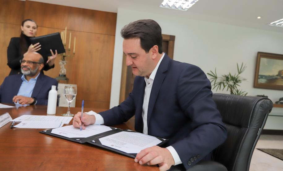 Em parceria com a Audi, Paraná lança projeto que vai levar teatro para crianças de 96 municípios