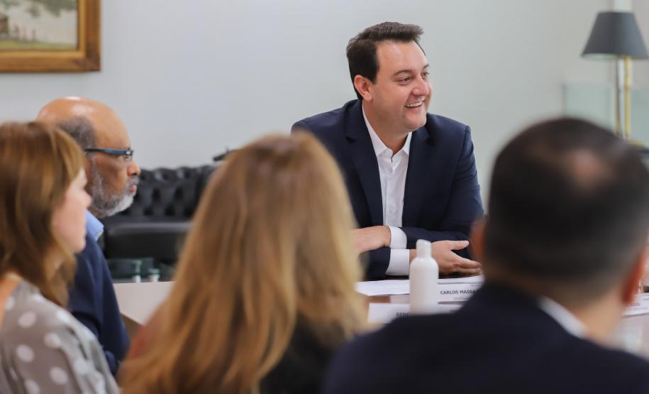 Em parceria com a Audi, Paraná lança projeto que vai levar teatro para crianças de 96 municípios