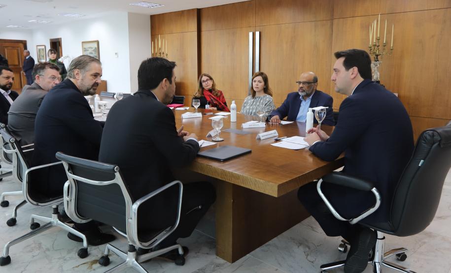 Em parceria com a Audi, Paraná lança projeto que vai levar teatro para crianças de 96 municípios