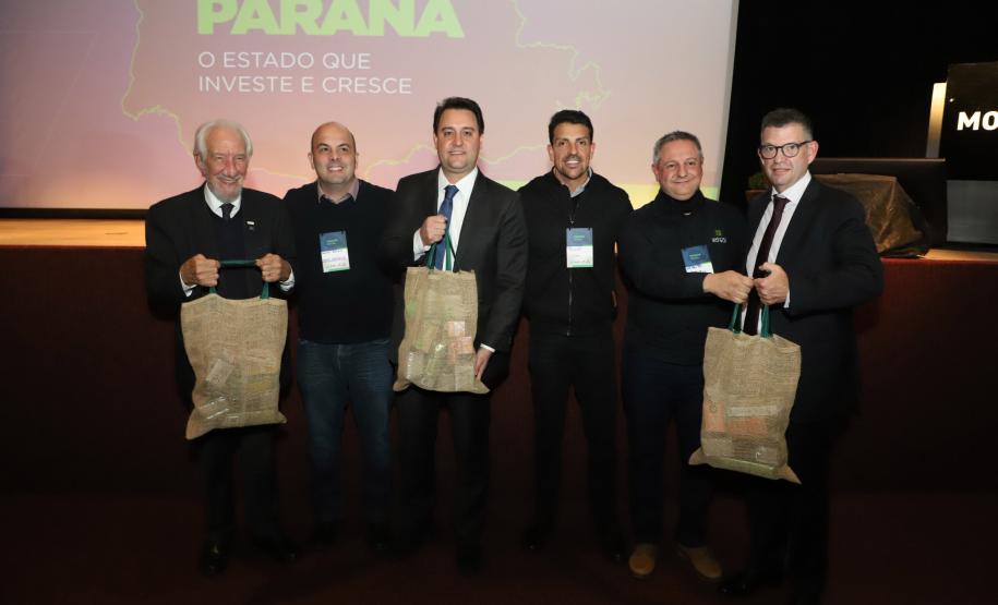 Governador Carlos Massa Ratinho Junior participa de evento da Invest Paraná no Museu Oscar Niemeyer, em Curitiba - Curitiba, 17/05/2022 - Foto: Ari Dias/AEN Governador Carlos Massa Ratinho Junior participa de evento da Invest Paraná no Museu Oscar Niemeyer, em Curitiba - Curitiba, 17/05/2022