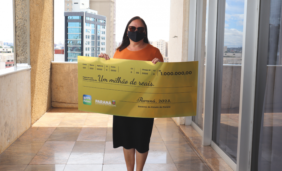Presentão: moradora de Curitiba recebe R$ 1 milhão do Nota Paraná no dia de seu aniversário