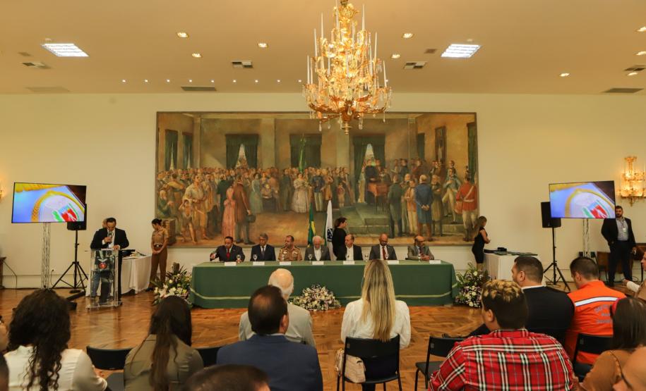 Renê Garcia Junior recebe medalha de mérito em comemoração aos 95 anos da Casa Militar