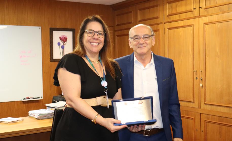 Diretora-geral da Fazenda recebe homenagem do Sindicato dos Fazendários do Paraná